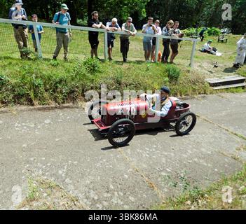 CycleKart basé sur une Alfa Romeo d'avant-guerre, monoplace, prenant sur la colline de test, lors du Brooklands Relivved Festival of Motorsport Weybridge Banque D'Images