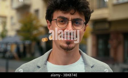 Gros plan masculin hispanique ethnique heureux visage inspiré regardant la caméra souriant homme d'affaires portrait jeune homme positif beau gars debout dans la ville sur la rue Banque D'Images