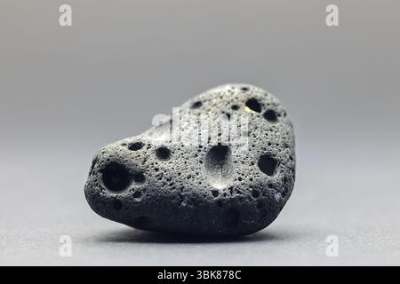 Fumée tourbillonnant autour de petites images de gros plan en pierre de météorite Banque D'Images