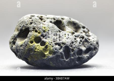 Fumée tourbillonnant autour de petites images de gros plan en pierre de météorite Banque D'Images