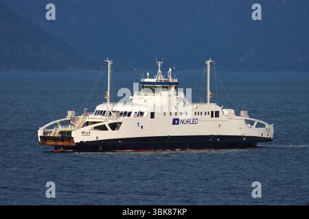 HELLA, (IMO 9871268, MMSI 258021830), un navire roulier hybride à passagers / cargo construit en 2022, opérant entre Vangsnes / Dragsvik, Norvège Banque D'Images