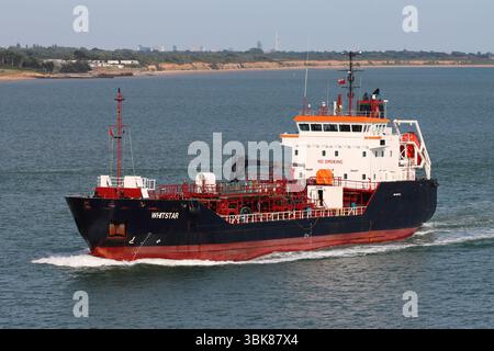 WHITSTAR (IMO 9287833, MMSI 235007880), un pétrolier construit en 2004, entrant dans le port de Southampton, Hampshire, Angleterre, Royaume-Uni en mai 2025 Banque D'Images