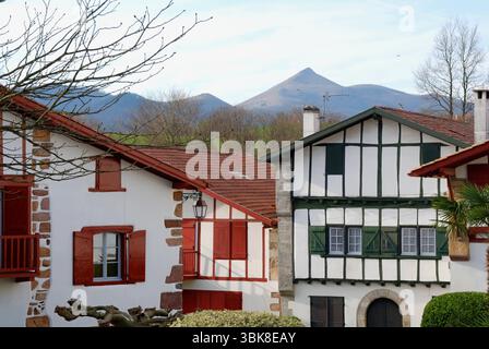 Détails des façades des maisons typiques d'Euskal Herria, pays Basque, dans l'étonnant village français d'Ainhoa Banque D'Images