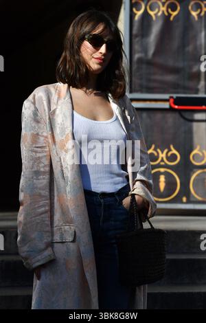 Designer et mannequin française Jeanne Damas portant un manteau jacquard à l'extérieur du défilé Dries Van Noten Automne/Hiver à Paris Banque D'Images