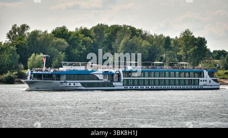 2 juin 2025 - Tolkamer‑pays-Bas : le bateau de croisière fluviale Leonora, rempli de passagers sur le pont, navigue en amont sur le Rhin près de Tolkamer, en direction de f Banque D'Images