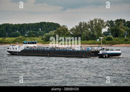 2 juin 2025 - Tolkamer-pays-Bas : navire-citerne Vinkel naviguant en aval sur le Rhin, transportant des cargaisons liquides vers Rotterdam, en passant par des rivières Banque D'Images