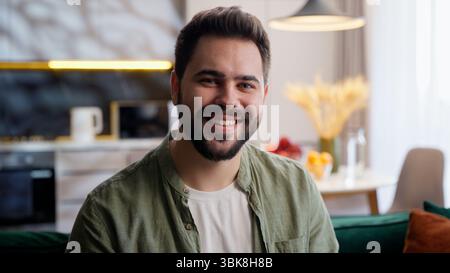 Joyeux heureux européen jeune adulte barbu homme homme homme homme homme homme homme riant sourire joyeux homme d'affaires modèle joyeux regarder distance regardant la télévision Banque D'Images