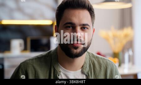 Portrait calme détendu européen jeune adulte barbu homme homme homme homme homme propriétaire modèle homme d'affaires regarder la distance pensant regarder la caméra Banque D'Images