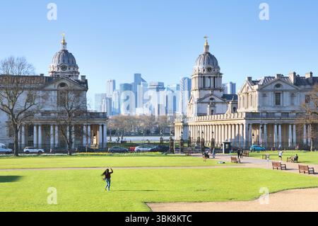 Vue de l'ancien Royal Naval College avec la chapelle St Peter et St Paul et les dômes jumeaux encadrant les gratte-ciels de la ville moderne, Greenwich, Londres, Angleterre, Royaume-Uni Banque D'Images