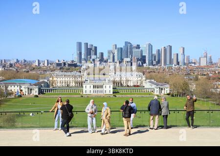 Touristes prenant des photos au célèbre point de vue surplombant Greenwich Park et Old Royal Naval College regardant vers le quartier de Canary Wharf, Londres, Royaume-Uni Banque D'Images