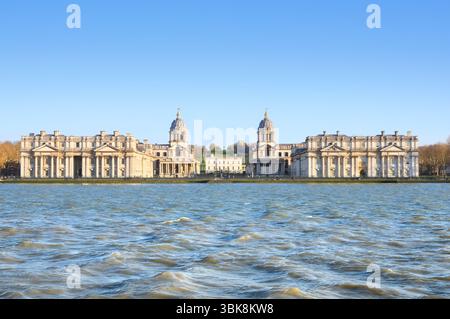Vue de l'Old Royal Naval College, maritime Greenwich, vue de l'autre côté de la Tamise à Island Gardens sur l'île des chiens, Londres, Angleterre, Royaume-Uni Banque D'Images