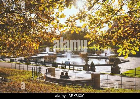 Journée d'automne ensoleillée dans les jardins italiens, jardin d'eau ornemental classé Grade II sur le côté nord des jardins de Kensington, Lancaster Gate Londres Angleterre Royaume-Uni Banque D'Images