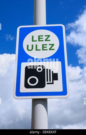 Panneau d'avertissement de la caméra lez ULEZ. Les zones à faible émission et les zones à très faible émission sont des initiatives TfL visant à réduire les émissions des véhicules à Londres, au Royaume-Uni Banque D'Images