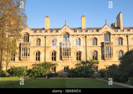 Extérieur du Trinity College New court, Université de Cambridge, Angleterre, Royaume-Uni. Bâtiments historiques classés au grade I. universités, architecture, façade Banque D'Images