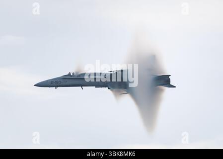 Armée de l'air espagnole McDonnell Douglas EF-18A Hornet avion volant rapidement au AIRE25 Air Festival à San Javier, Murcie, Espagne. Cônes de choc Banque D'Images