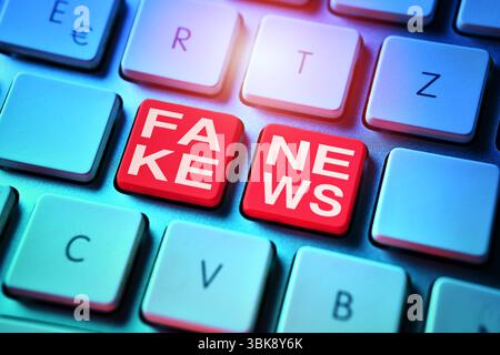 FOTOMONTAGE, Schriftzug Fake News auf Computertasten *** FOTOMONTAGE, Fake News lettrage sur les touches de l'ordinateur Banque D'Images