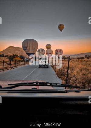 Une vue naturelle le matin en Cappadoce. Montgolfières volant dans le ciel de Goreme. Il y a des centaines de fournisseurs de tours en montgolfière. Banque D'Images