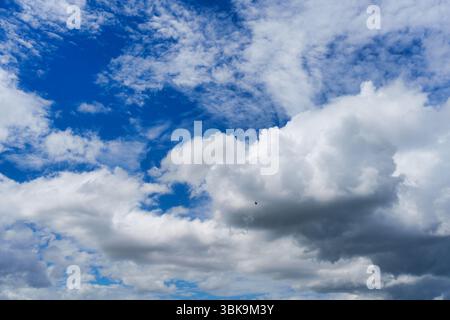 Ciel bleu vibrant avec des nuages blancs par temps clair Banque D'Images