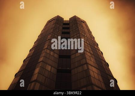Bâtiment en verre avec prise de vue en angle de ciel nuageux foncé Banque D'Images