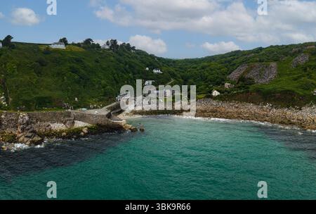 Vue aérienne du pittoresque village de pêcheurs de Cornouailles de Lamorna Cove sur la péninsule de Lizard en Cornouailles avec la côte rocheuse et harb historique Banque D'Images