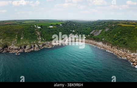 Vue aérienne du pittoresque village de pêcheurs de Cornouailles de Lamorna Cove sur la péninsule de Lizard en Cornouailles avec la côte rocheuse et harb historique Banque D'Images