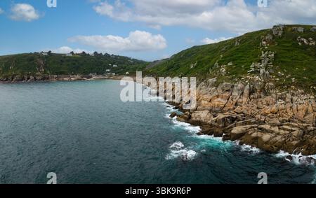 Vue aérienne du pittoresque village de pêcheurs de Cornouailles de Lamorna Cove sur la péninsule de Lizard en Cornouailles avec la côte rocheuse et harb historique Banque D'Images