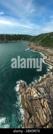 Vue aérienne verticale du paysage du pittoresque village de pêcheurs de Cornouailles de Lamorna Cove sur la péninsule de Lizard en Cornouailles avec la côte rocheuse et la sienne Banque D'Images