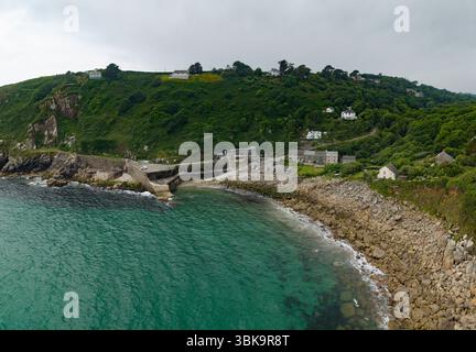 Vue aérienne du pittoresque village de pêcheurs de Cornouailles de Lamorna Cove sur la péninsule de Lizard en Cornouailles avec la côte rocheuse et harb historique Banque D'Images