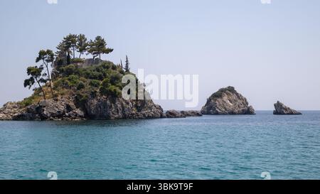 Île de Panagia grecque avec Sainte Chapelle Saint Prokopios à Parga, mer Ionienne Banque D'Images