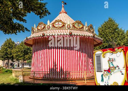 Maisons-Laffitte, Yvelines, France, 06.11.2025. Un carrousel recouvert d'un auvent rayé rouge et blanc. Auvent de style cirque Banque D'Images