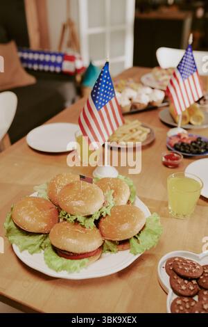 Assiette de hamburgers avec drapeaux américains célébrant le jour de l'indépendance à l'intérieur Banque D'Images