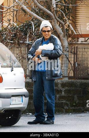 Marzo 2004 Archivio Storico Olycom/Lapresse Ambra Angiolini (Roma, 22 aprile 1977) è un'attrice, conduttrice televisiva, conduttrice radiofonica e cantante Italiana.Dopo aver esordito in televisione ancora adolescente in Bulli e pupe, programma estivo di prima serata di Canale 5, acquista un'enorme notorietà nella stagione 1992/1993 con la conduzione del programma non la programma intra la rime nai in televisione in televisione in televisione in televisione adolescente adolescente in rein bulli, programma adolescente in rete nichente : Francesco Renga l'ex di Ambra Angiolini è sua figlia Jolanda Renga dans la photo Banque D'Images