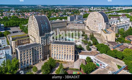 Vue aérienne des Arènes de Picasso, un ensemble d'habitations conçu par l'architecte espagnol Manuel Núñez Yanowsky situé à Noisy le Grand, Seine-Saint-Den Banque D'Images