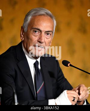 Rome, Italie. 19 juin 2025. Gabriele Gravina, présidente de l'association italienne de football, assiste à une conférence de presse à Rome, Italie, le 19 juin 2025. Crédit : Alberto Lingria/Xinhua/Alamy Live News Banque D'Images