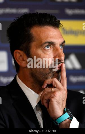 Rome, Italie. 19 juin 2025. L'ancien gardien Gianluigi Buffon de l'équipe nationale de football d'Italie assiste à une conférence de presse à Rome, Italie, le 19 juin 2025. Crédit : Alberto Lingria/Xinhua/Alamy Live News Banque D'Images