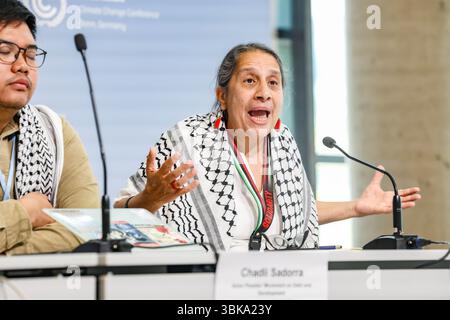 Bonn, Allemagne, Allemagne. 18 juin 2025. TASEEM ESSOP de CAN, vêtue d'un keffiyeh, tend les bras alors qu'elle parle du rôle de la société civile dans le paysage plus large de l'activisme climatique et de l'environnementalisme''' reconnaissant que bien que les deux ne s'alignent pas toujours, la société civile reste essentielle pour favoriser la compréhension, le progrès et l'inclusion lors de la SB62 qui s'est tenue à Bonn. (Crédit image : © Bianca Otero/ZUMA Press Wire) USAGE ÉDITORIAL SEULEMENT ! Non destiné à UN USAGE commercial ! Banque D'Images
