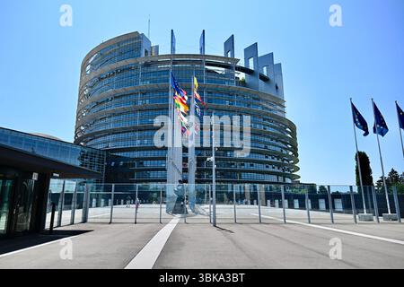 Strasbourg, France. 17 juin 2025. Le Parlement européen à Strasbourg pendant la session parlementaire. L'entrée, la fin des travaux, l'agora, les extensions en cours, le parvis, l'intérieur. 17 juin 2025, Strasbourg Nord-est de la France. Photo de Nicolas Roses/ABACAPRESS.COM crédit : Abaca Press/Alamy Live News Banque D'Images