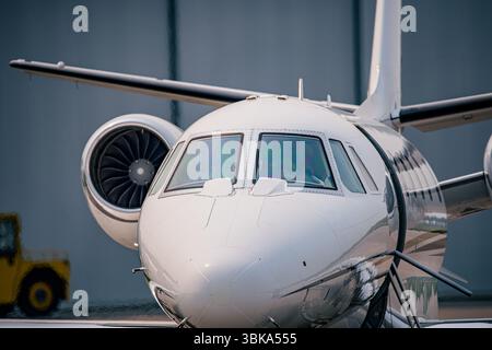 📸 Description (moins de 150 caractères) : gros plan avant d'un avion d'affaires bimoteur sur la rampe, montrant le verre du cockpit, l'admission du moteur et la partie O. Banque D'Images
