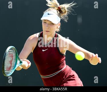 Katie Boulter (GBR) dans son match contre Sonay Kartal (GBR) dans la ronde des 16 lors de la ronde de qualification du jour 2 du Lexus Nottingham Open Tennis Open le 14 juin 2025 Banque D'Images