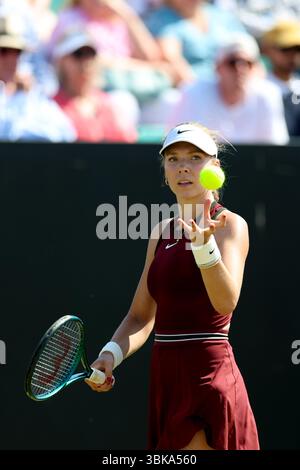 Katie Boulter (GBR) dans son match contre Sonay Kartal (GBR) dans la ronde des 16 lors de la ronde de qualification du jour 2 du Lexus Nottingham Open Tennis Open le 14 juin 2025 Banque D'Images