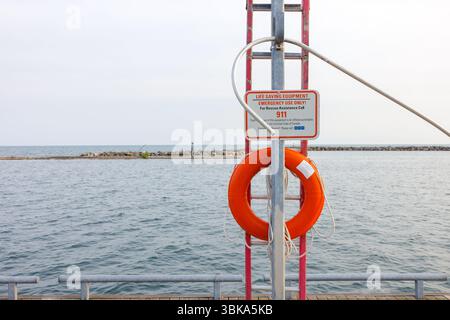 EQUIPEMENT de sauvetage monté sur garde-corps de jetée en gros plan Banque D'Images