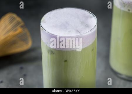 Latte matcha glacé à la lavande froide rafraîchissant avec mousse froide Banque D'Images