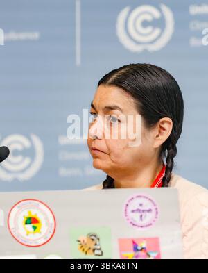 Bonn, Allemagne, Allemagne. 18 juin 2025. CLAIRE CHARLO, Indigenous Environmental Network, fait un visage sévère au sérieux en écoutant un conférencier au SB62 tenu à Bonn parler dans un panel sur l’importance d’une transition juste dans l’alimentation et l’agriculture et les populations marginalisées les plus vulnérables au changement climatique et aux changements de politiques. (Crédit image : © Bianca Otero/ZUMA Press Wire) USAGE ÉDITORIAL SEULEMENT ! Non destiné à UN USAGE commercial ! Banque D'Images