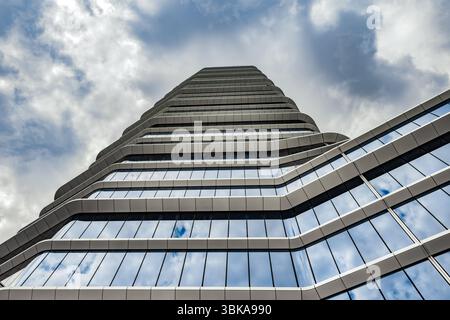 Grand angle de bâtiment tourné avec le ciel bleu Banque D'Images