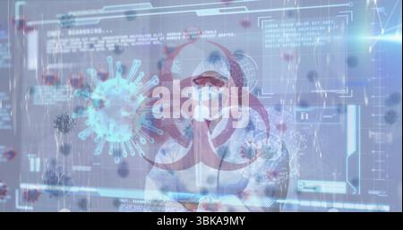 Homme en combinaison Hazmat croisant les bras dans l'interface de laboratoire, avec des modèles de virus et une superposition de risque biologique. Biotechnologie, sécurité, innovation, numérique, quarantaine, sc Banque D'Images