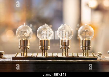 Rangée de tubes à vide vintage incandescents en gros plan Banque D'Images