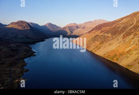 Au-dessus de Wastwater et Screes ne vers Wasdale Head, Kirk Fell, Great Gable et Scafell Pike. Parc national de Lake District, Cumbria. Lumière du soir printanière Banque D'Images
