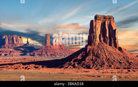 Magnifique coucher de soleil sur les formations rocheuses rouges à Monument Valley, Arizona, États-Unis. Banque D'Images