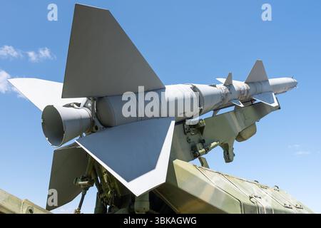 Un S-75 Dvina, un système de défense aérienne à haute altitude conçu par les Soviétiques (missile sol-air). Il est construit autour d'un missile sol-air avec GUID de commandement Banque D'Images