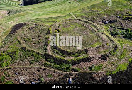 Fort préhistorique de l'âge du fer du DOD Law West près de Doddington, Northumberland. De circa 400BC. La vue au ne montre les remparts bivallés et l'annexe connectée Banque D'Images